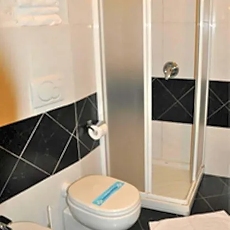 Hotel Della 3*